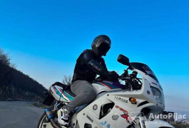 Yamaha FZR600R