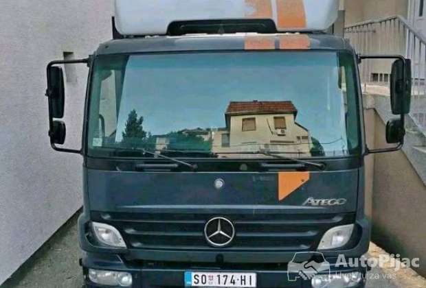 MERCEDES ATEGO 818 2005G SA PLATFORMOM DUŽINA 6.20 ŠIRINA 2.50 U ODLICNOM STANJU GUME 60 % NAZAD JAS