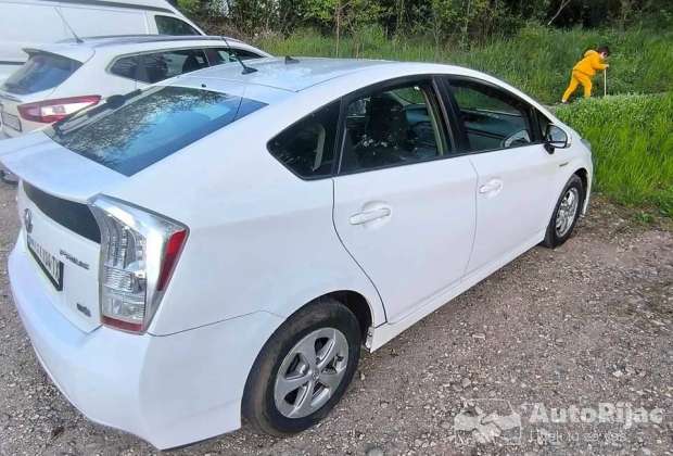 2010_toyota_prius_1_polovni_automobili_autopijac.rs