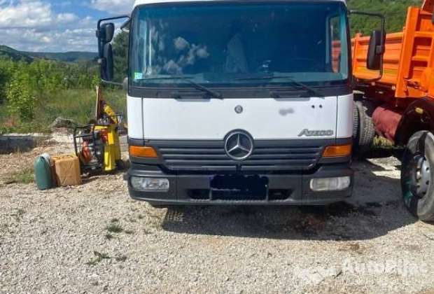 Mercedes Benz 818 i bager Neuson