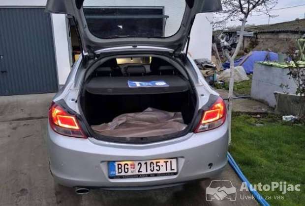 Na prodaju opel isignija