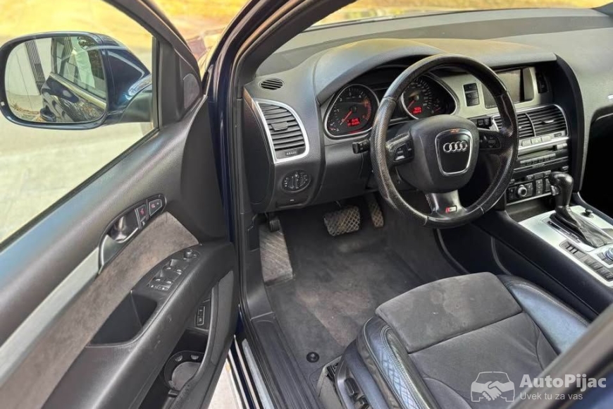 Audi Q7 S-Line-MojAuto 
