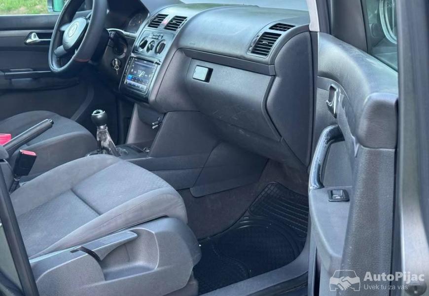 2005_volkswagen_tuaran_19_tdi_7_sedista_77_kw_12_polovni_automobili_autopijac.rs