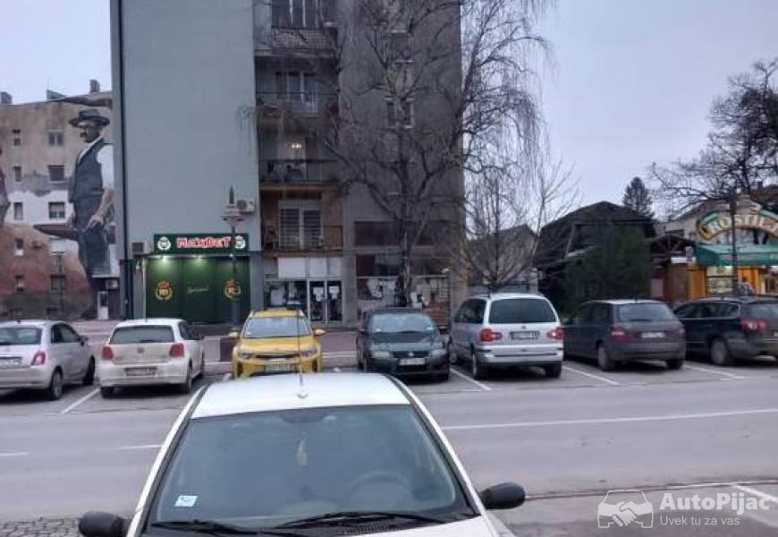 12_8v_2001god_7_polovni_automobili_autopijac.rs