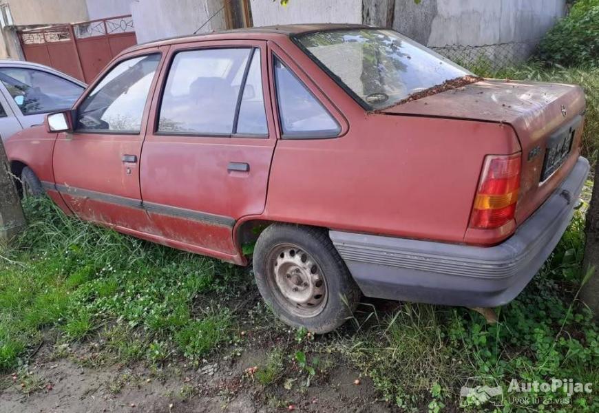 kadett_300e_2_polovni_automobili_autopijac.rs