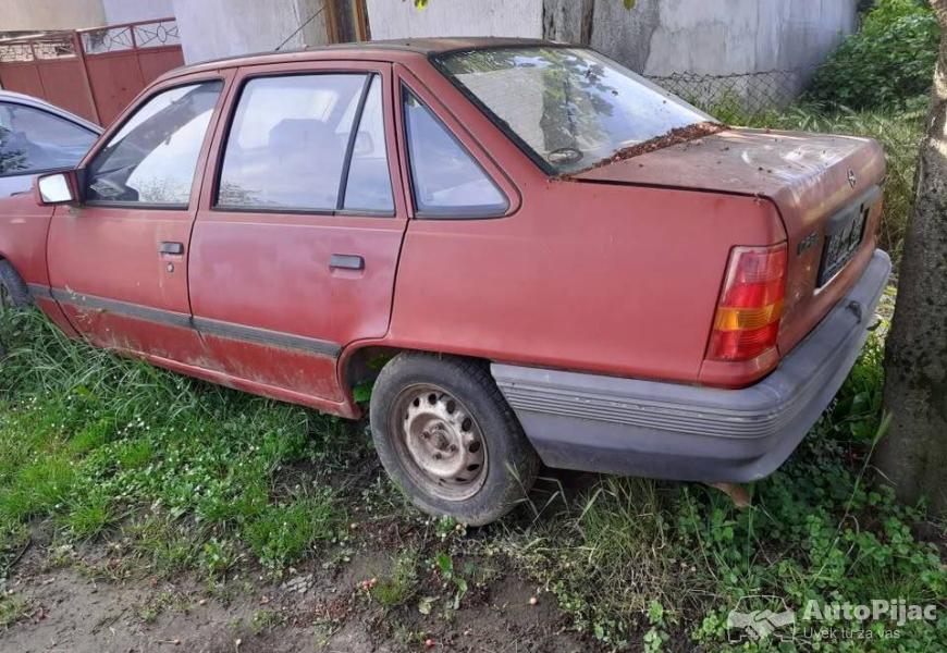 kadett_300e_3_polovni_automobili_autopijac.rs