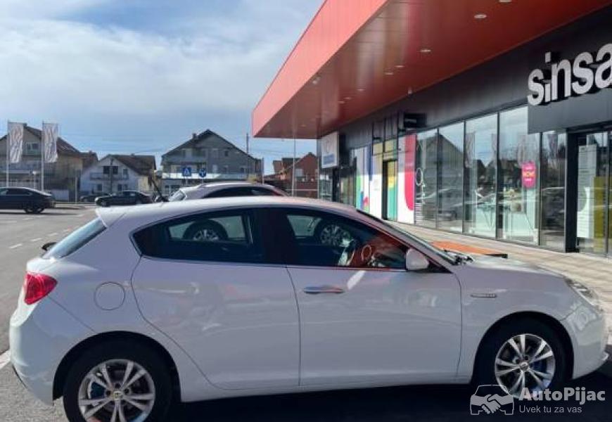 2012_alfa_romeo_giulietta_16_jtdm_77kw_10_polovni_automobili_autopijac.rs