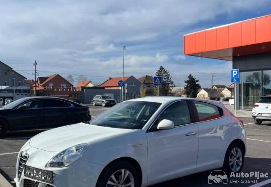 2012_alfa_romeo_giulietta_16_jtdm_77kw_3_polovni_automobili_autopijac.rs