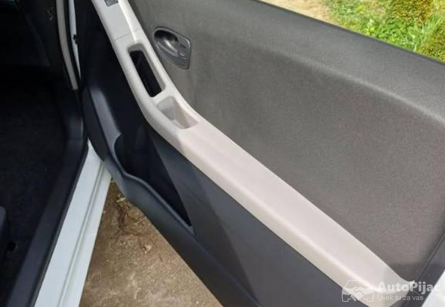 2009_toyota_yaris_10_polovni_automobili_autopijac.rs
