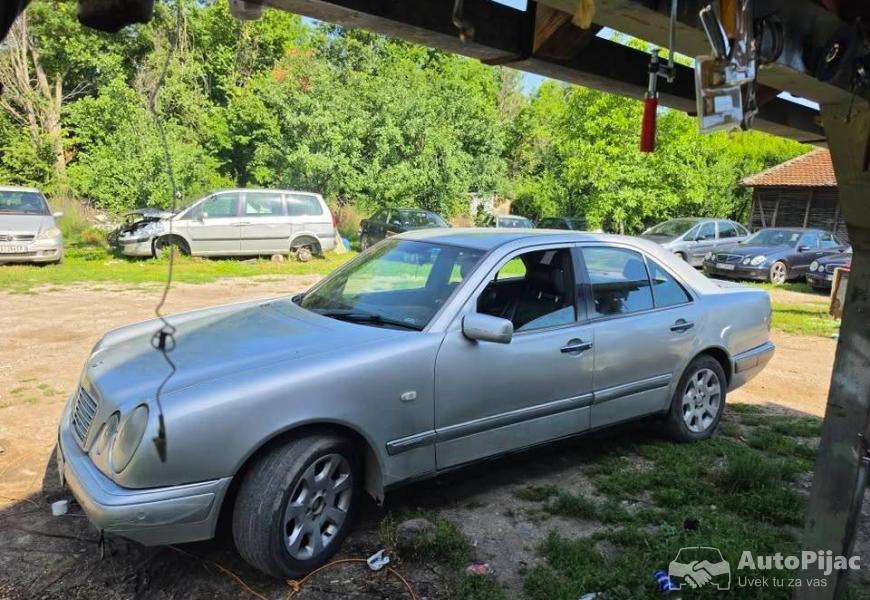 mecka_e220_ok_stanje_98g_utegnut_u_voznji_moze_pre_8_polovni_automobili_autopijac.rs