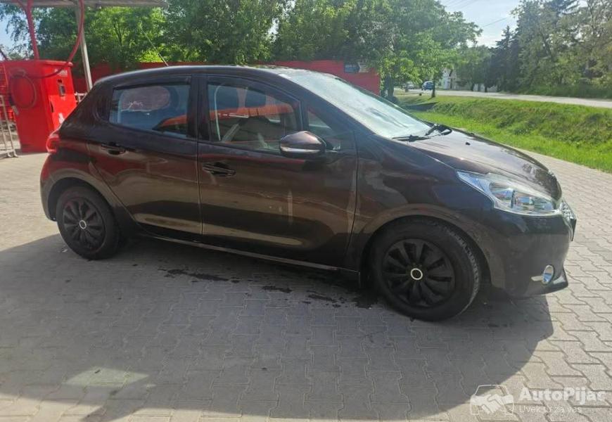 pezo_208_14_benzin_6_polovni_automobili_autopijac.rs