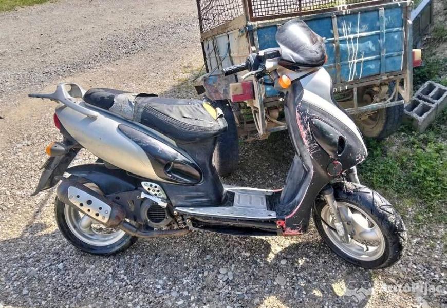 scuter_50cc_1_polovni_automobili_autopijac.rs