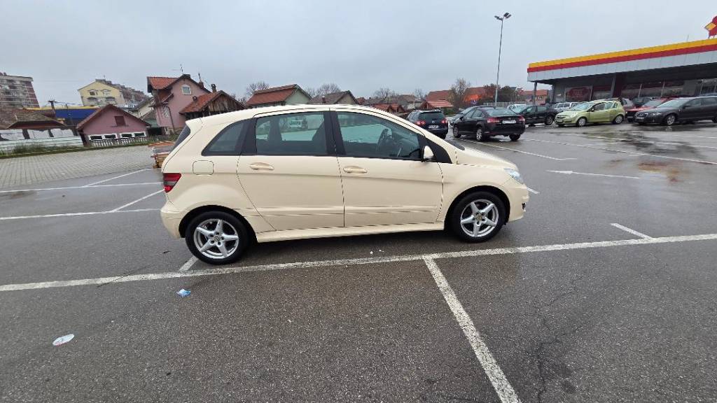 mercedes-b180-big-1