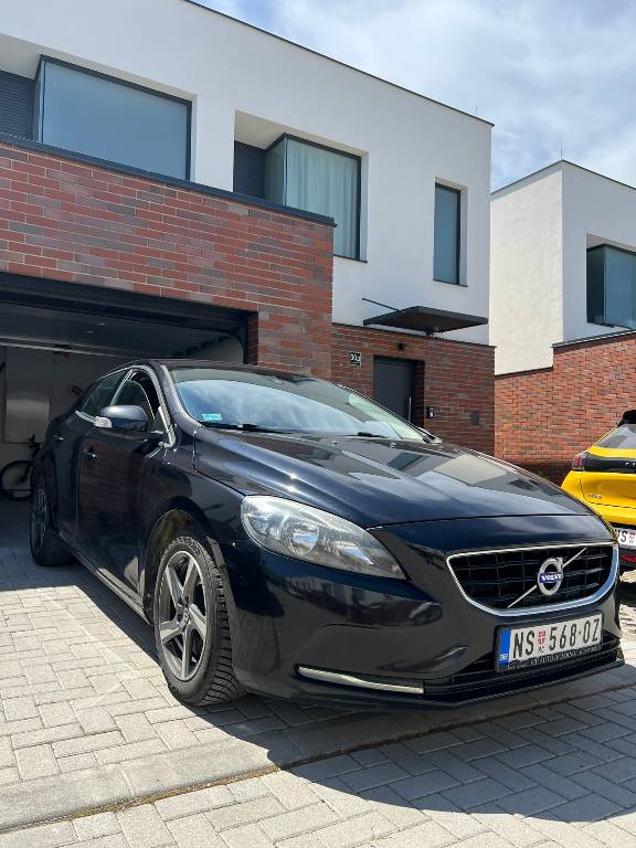 volvo-v40-d4-big-0