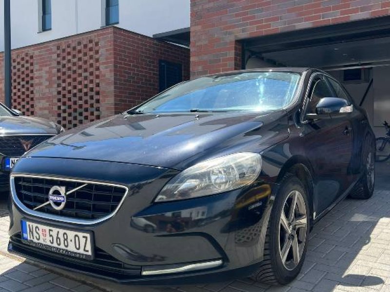volvo-v40-d4-small-2